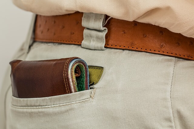 해외여행 소매치기의 타켓을 피하려면 절대로 뒷주머니에 지갑을 넣고 다니지 마세요.