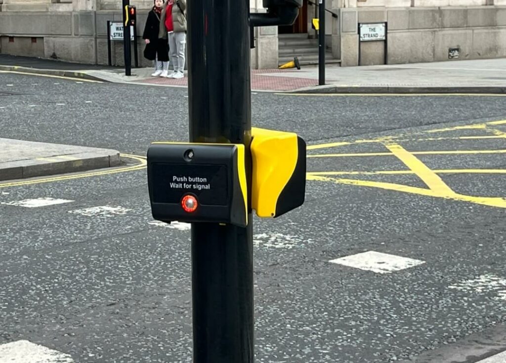 영국 여행 전 알아 두면 좋은 정보로 보행자 신호를 건널 때에는 버튼을 눌러야 신호가 바낍니다. 