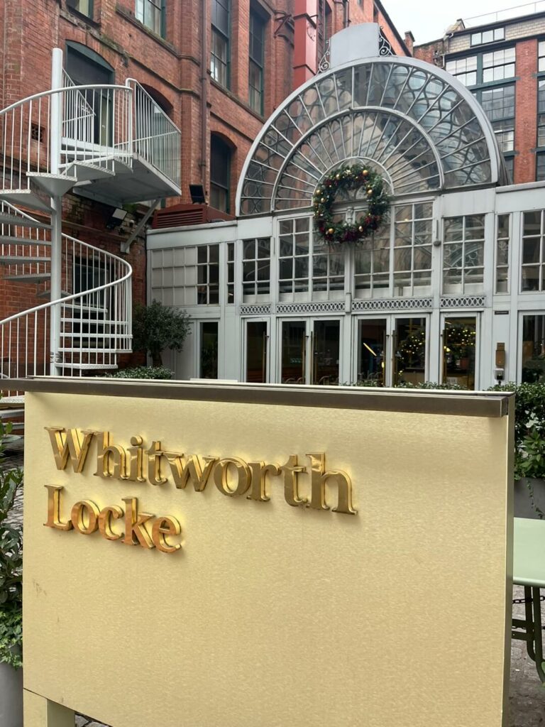 Whitworth locke 호텔의 외관은 온실정원 느낌이 들었어요.