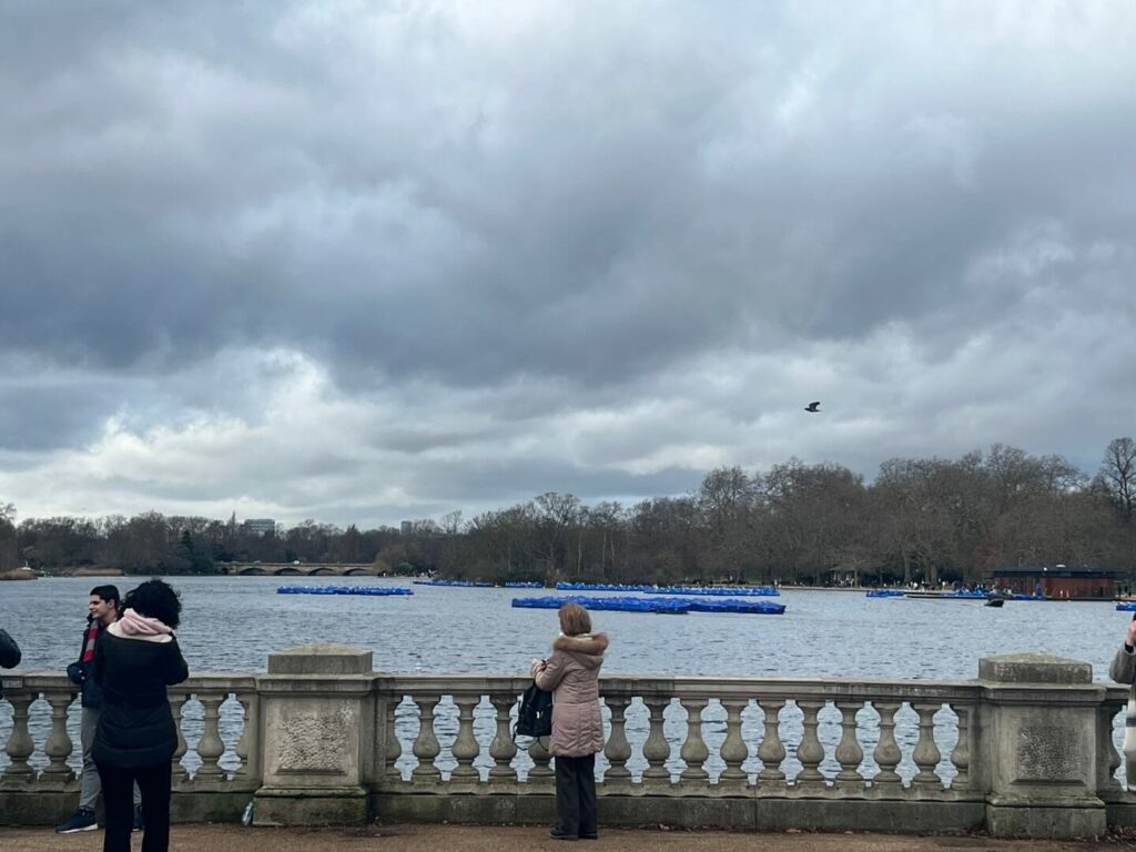 런던 하이드파크의 아름다운 호수와 영국의 흐린 날씨 