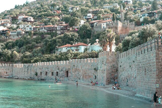 지중해 그리스와 비슷한 느낌이 나는 곳으로 휴양과 관광 모두를 즐길 수 있는 터키 여행지 입니다.