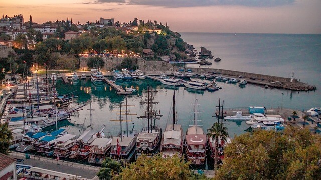 마리나 항구에 정박해 있는 보트와 유람선 터키 안탈리아의 지중해의 아름다움을 느낄 수 있는 장소입니다.  