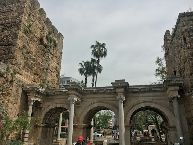 하드리아누스의 문은 3개의 아치형태로 2000년 가까이 안탈리아를 대표하는 건축물로 역사적인 가치가 높은 곳입니다. 